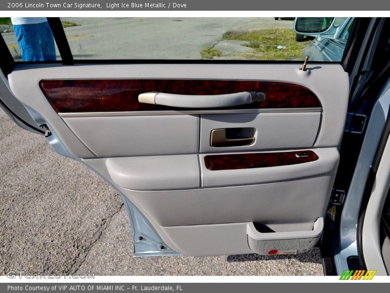 Light Ice Blue Metallic / Dove 2006 Lincoln Town Car Signature