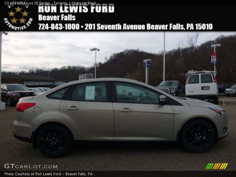 Tectonic / Charcoal Black 2016 Ford Focus SE Sedan