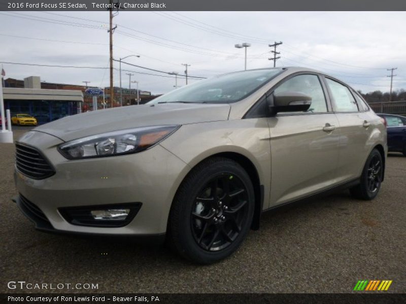 Front 3/4 View of 2016 Focus SE Sedan