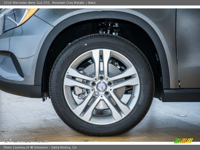 Mountain Grey Metallic / Black 2016 Mercedes-Benz GLA 250