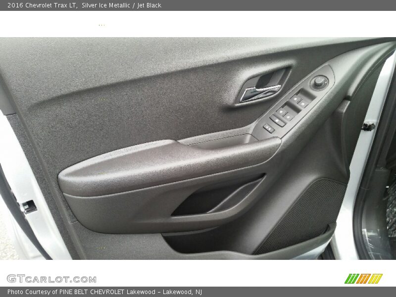 Silver Ice Metallic / Jet Black 2016 Chevrolet Trax LT