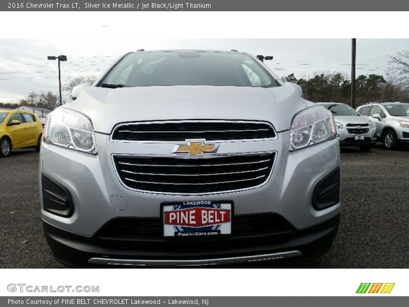 Silver Ice Metallic / Jet Black/Light Titanium 2016 Chevrolet Trax LT