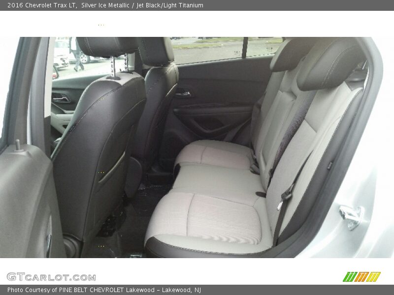 Silver Ice Metallic / Jet Black/Light Titanium 2016 Chevrolet Trax LT