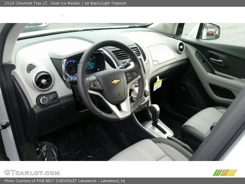 Silver Ice Metallic / Jet Black/Light Titanium 2016 Chevrolet Trax LT