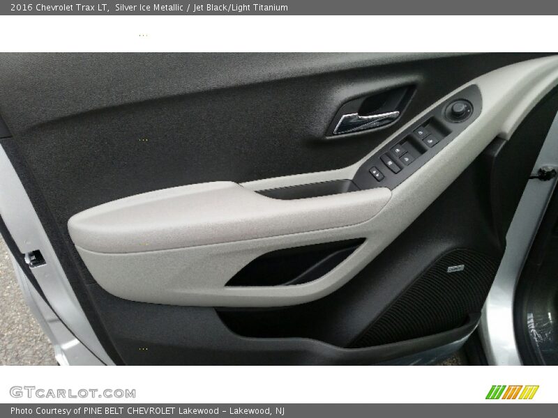 Silver Ice Metallic / Jet Black/Light Titanium 2016 Chevrolet Trax LT