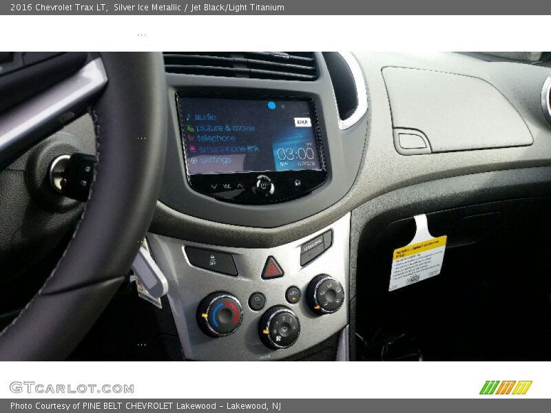 Silver Ice Metallic / Jet Black/Light Titanium 2016 Chevrolet Trax LT