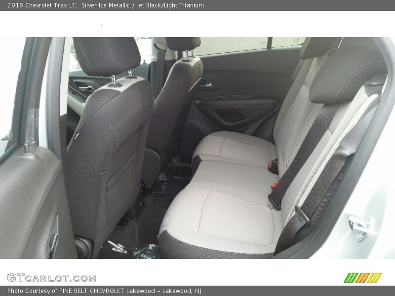 Silver Ice Metallic / Jet Black/Light Titanium 2016 Chevrolet Trax LT