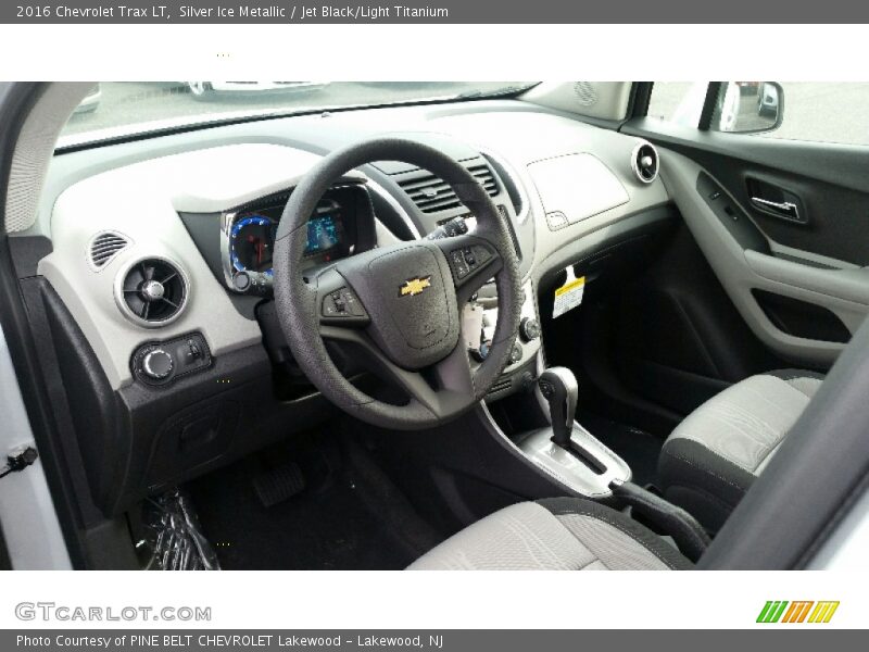 Silver Ice Metallic / Jet Black/Light Titanium 2016 Chevrolet Trax LT