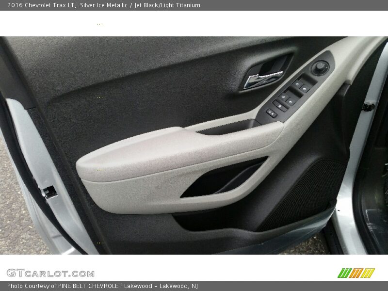 Silver Ice Metallic / Jet Black/Light Titanium 2016 Chevrolet Trax LT