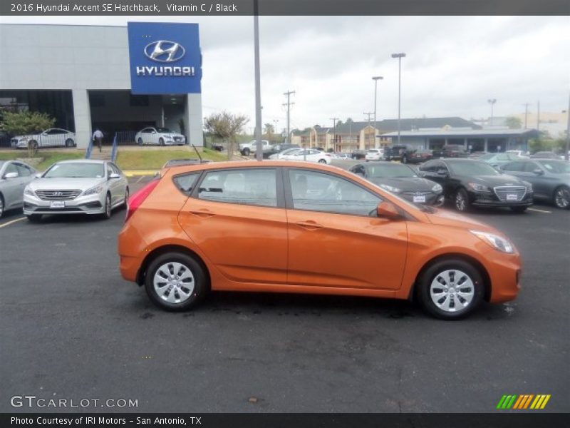 Vitamin C / Black 2016 Hyundai Accent SE Hatchback