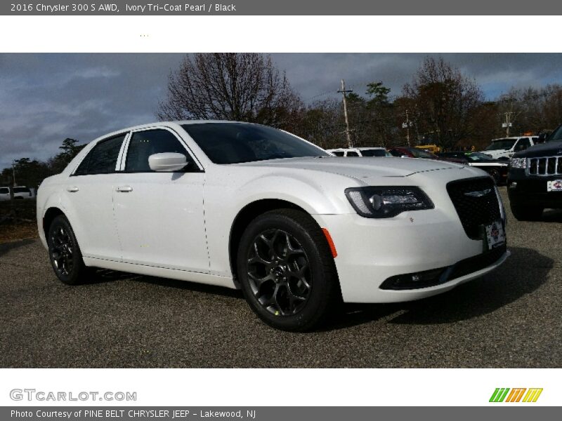 Ivory Tri-Coat Pearl / Black 2016 Chrysler 300 S AWD