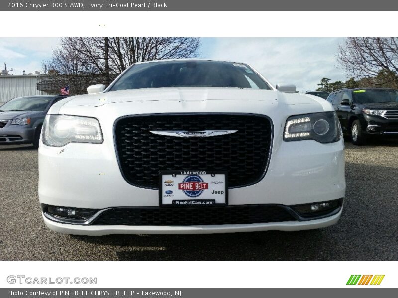 Ivory Tri-Coat Pearl / Black 2016 Chrysler 300 S AWD
