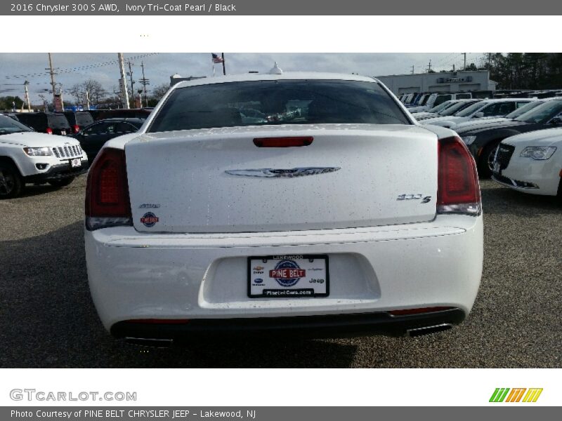 Ivory Tri-Coat Pearl / Black 2016 Chrysler 300 S AWD