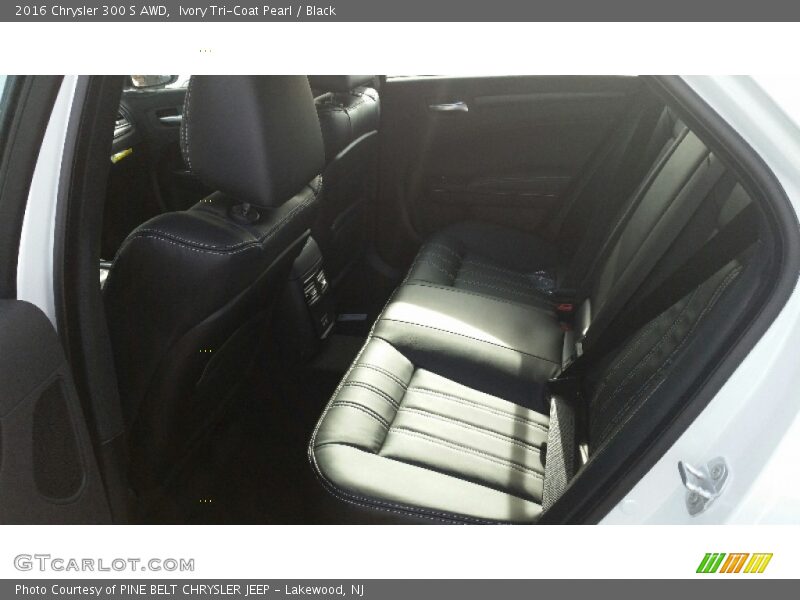 Ivory Tri-Coat Pearl / Black 2016 Chrysler 300 S AWD