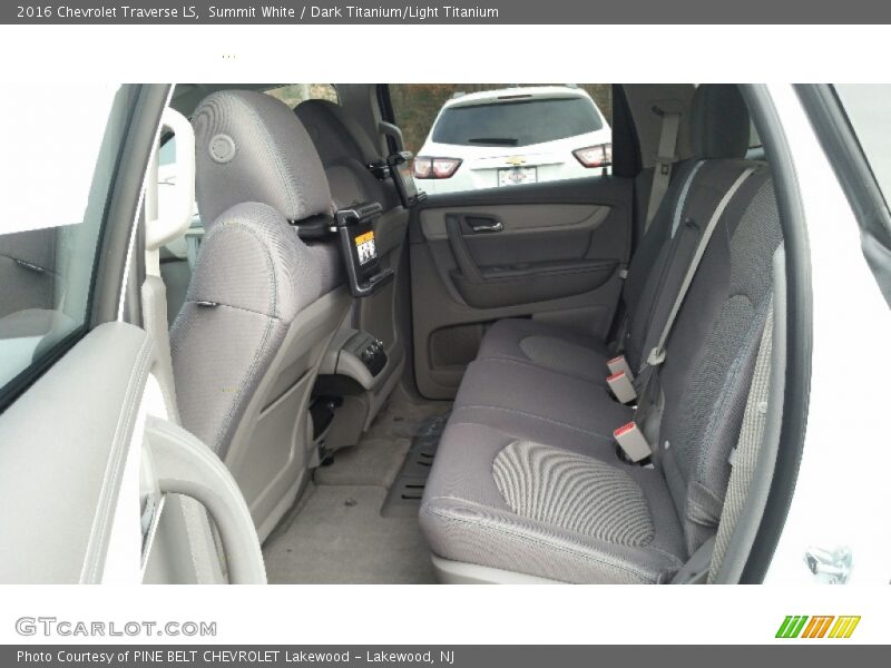 Summit White / Dark Titanium/Light Titanium 2016 Chevrolet Traverse LS