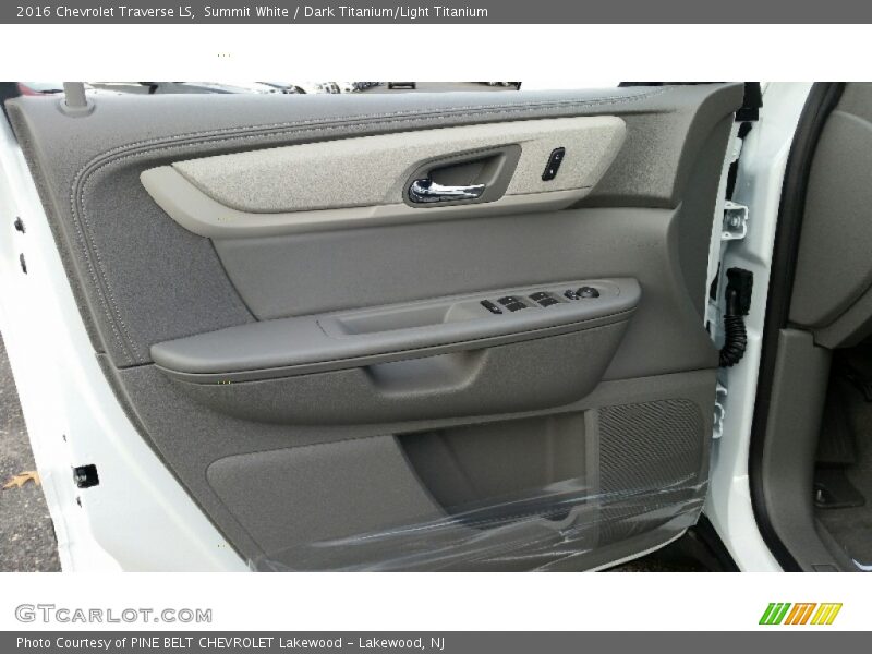 Summit White / Dark Titanium/Light Titanium 2016 Chevrolet Traverse LS