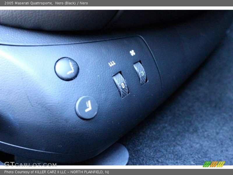 Nero (Black) / Nero 2005 Maserati Quattroporte