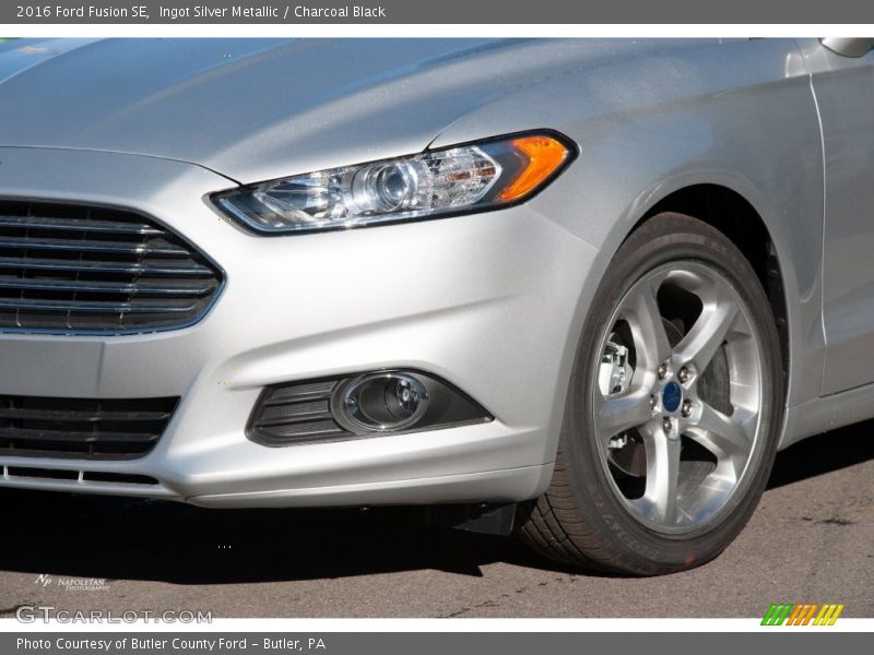Ingot Silver Metallic / Charcoal Black 2016 Ford Fusion SE