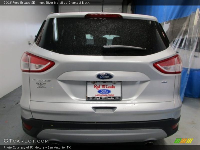 Ingot Silver Metallic / Charcoal Black 2016 Ford Escape SE