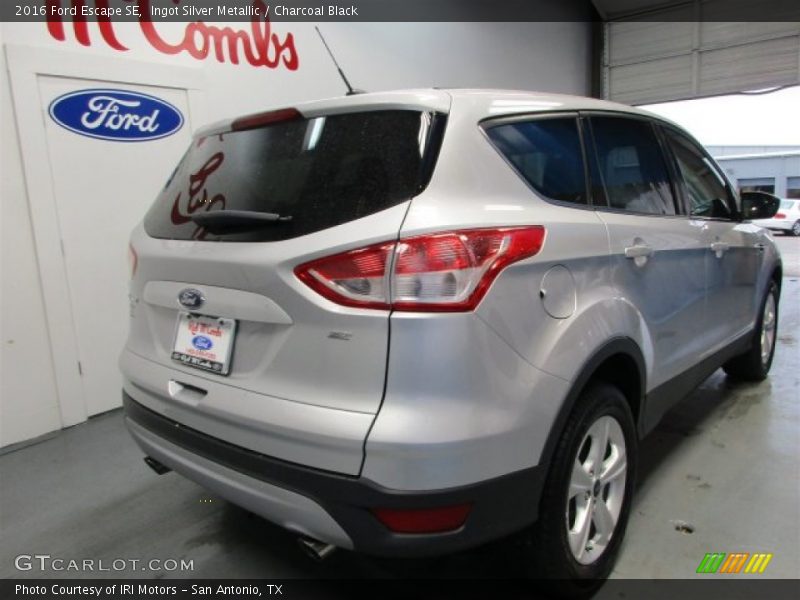 Ingot Silver Metallic / Charcoal Black 2016 Ford Escape SE