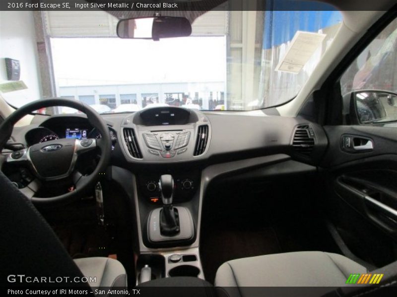Ingot Silver Metallic / Charcoal Black 2016 Ford Escape SE