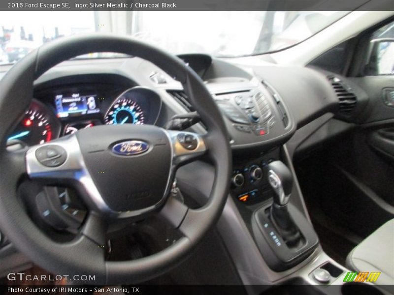 Ingot Silver Metallic / Charcoal Black 2016 Ford Escape SE
