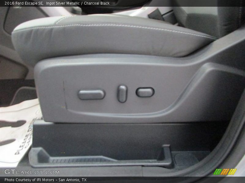 Ingot Silver Metallic / Charcoal Black 2016 Ford Escape SE