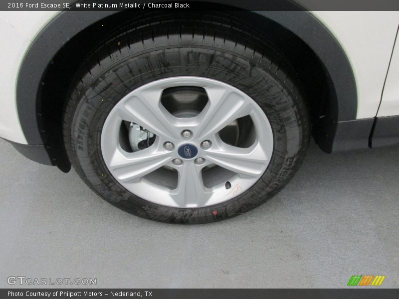 White Platinum Metallic / Charcoal Black 2016 Ford Escape SE