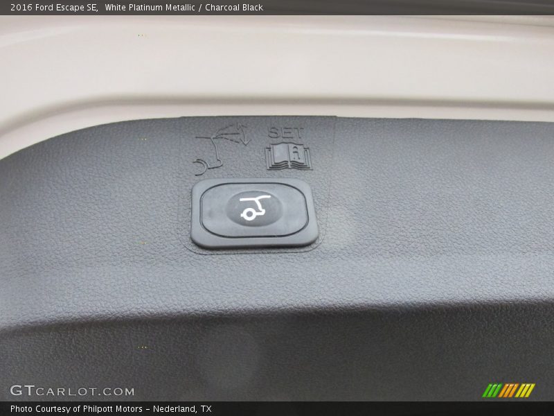 White Platinum Metallic / Charcoal Black 2016 Ford Escape SE