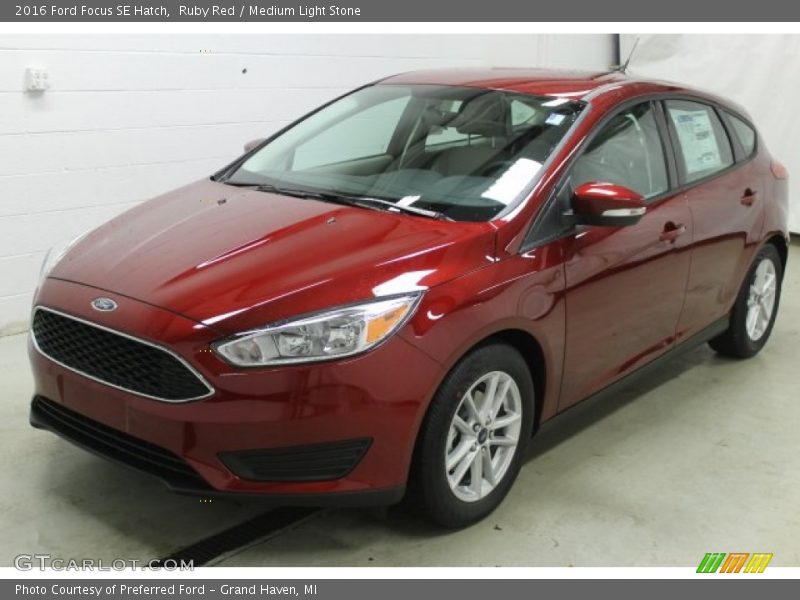 Front 3/4 View of 2016 Focus SE Hatch