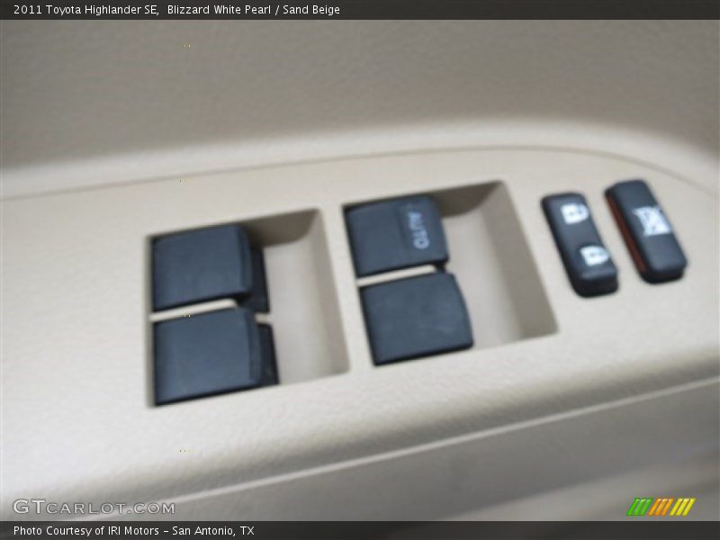 Blizzard White Pearl / Sand Beige 2011 Toyota Highlander SE