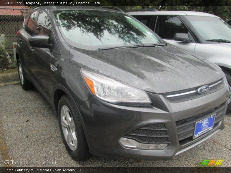 Magnetic Metallic / Charcoal Black 2016 Ford Escape SE