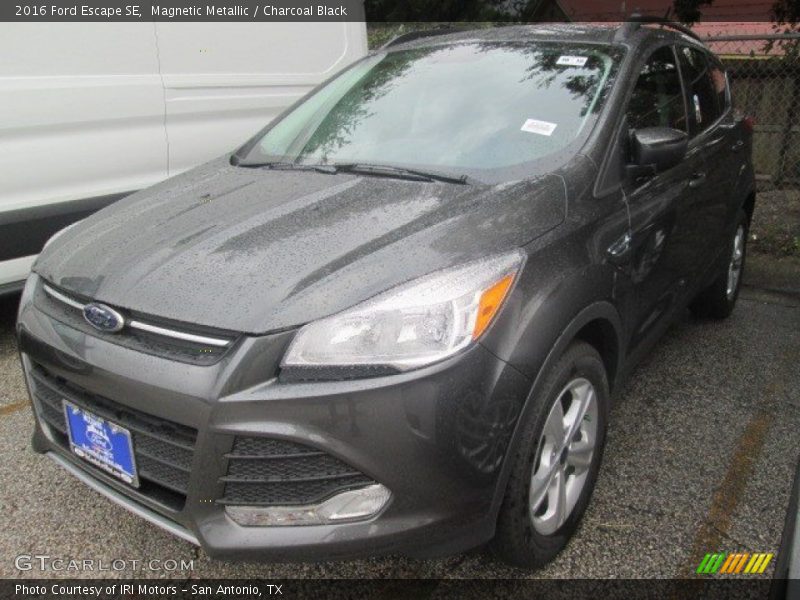 Magnetic Metallic / Charcoal Black 2016 Ford Escape SE