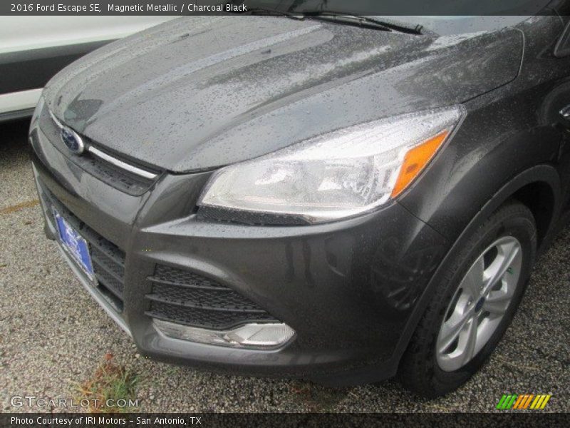 Magnetic Metallic / Charcoal Black 2016 Ford Escape SE