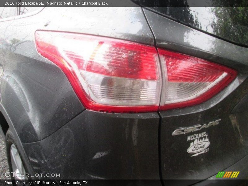 Magnetic Metallic / Charcoal Black 2016 Ford Escape SE