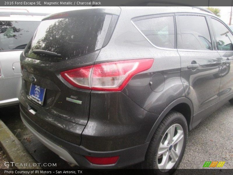 Magnetic Metallic / Charcoal Black 2016 Ford Escape SE