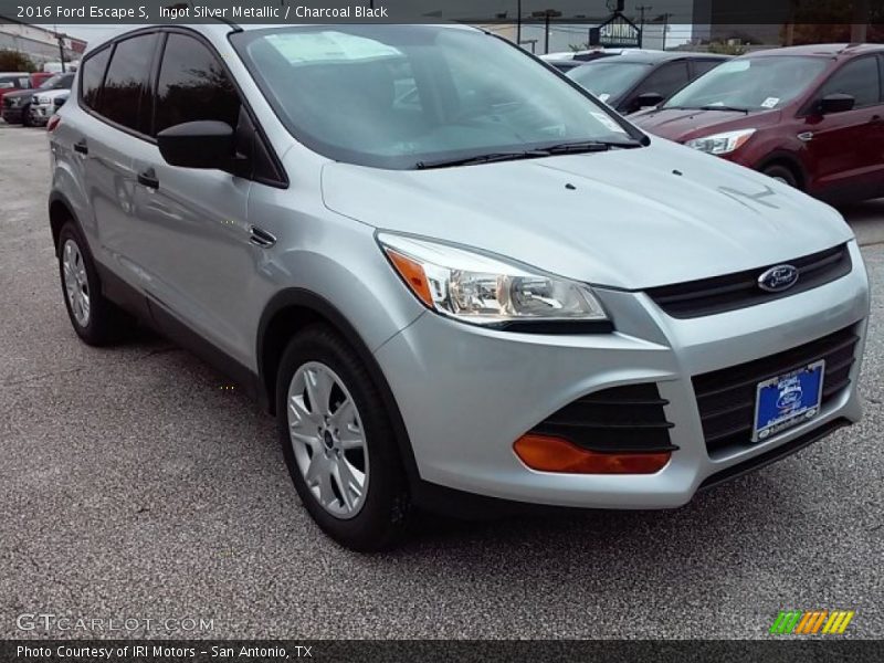 Ingot Silver Metallic / Charcoal Black 2016 Ford Escape S