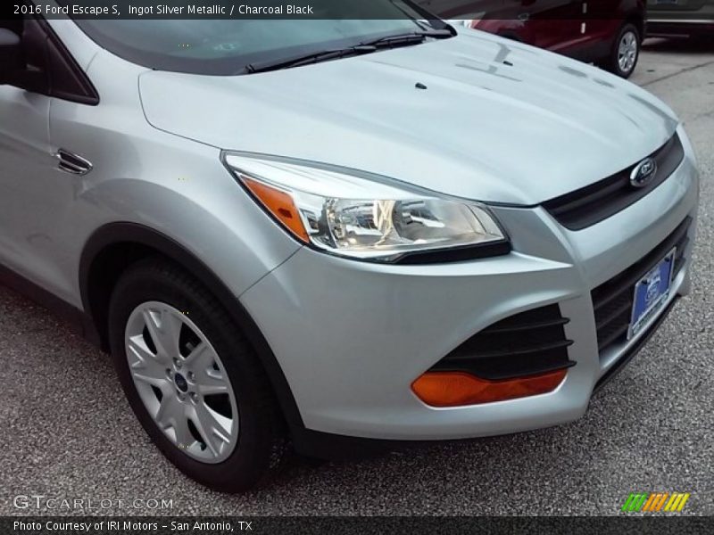 Ingot Silver Metallic / Charcoal Black 2016 Ford Escape S