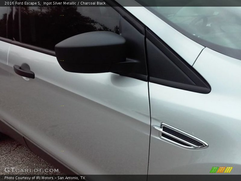 Ingot Silver Metallic / Charcoal Black 2016 Ford Escape S