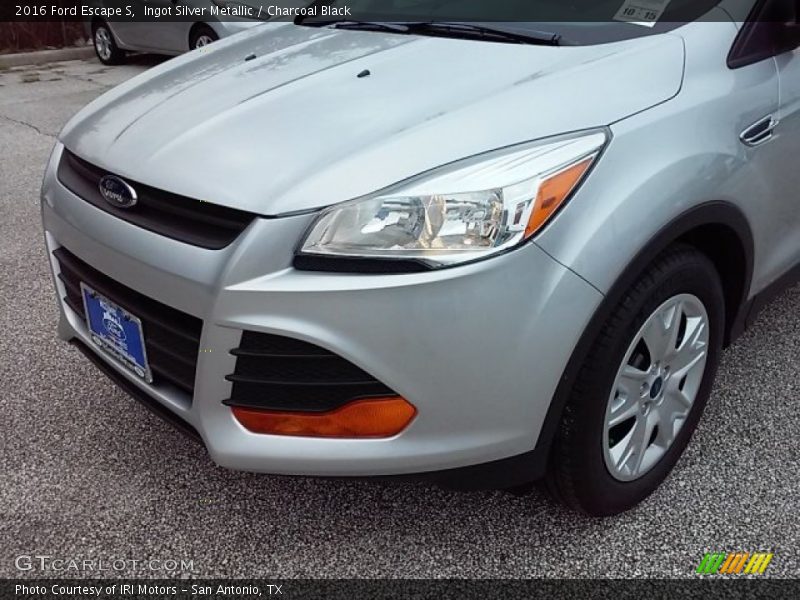 Ingot Silver Metallic / Charcoal Black 2016 Ford Escape S