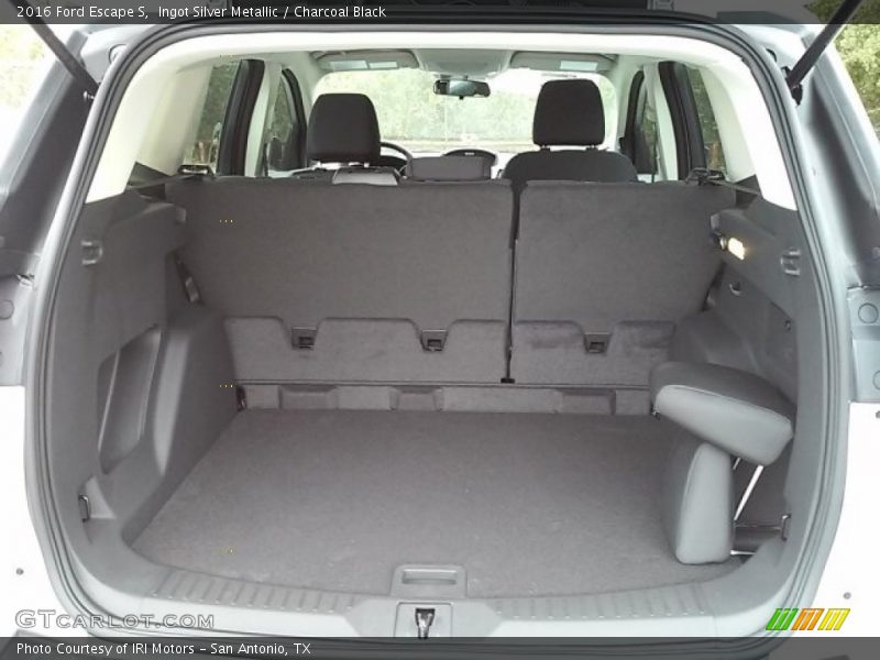 Ingot Silver Metallic / Charcoal Black 2016 Ford Escape S