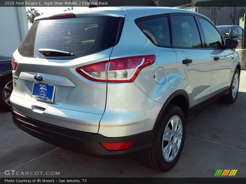 Ingot Silver Metallic / Charcoal Black 2016 Ford Escape S