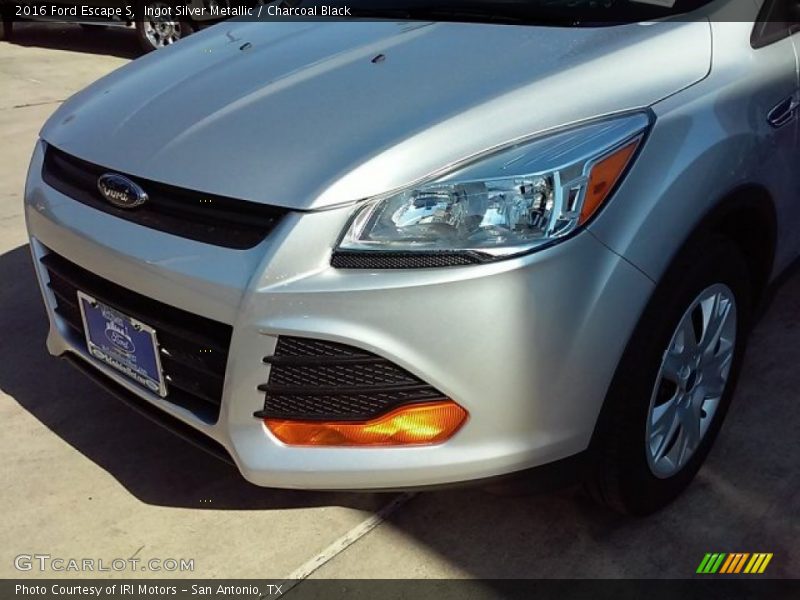 Ingot Silver Metallic / Charcoal Black 2016 Ford Escape S