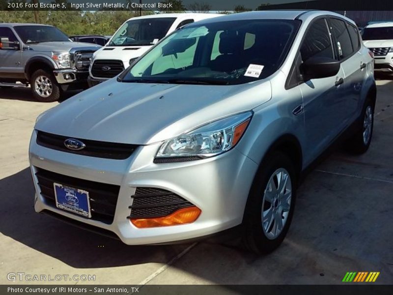 Ingot Silver Metallic / Charcoal Black 2016 Ford Escape S