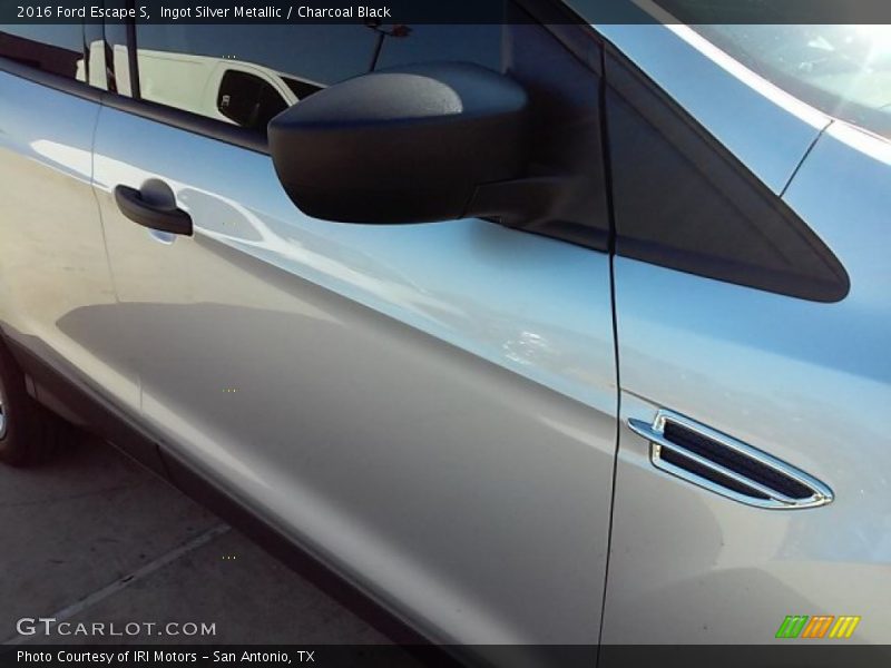 Ingot Silver Metallic / Charcoal Black 2016 Ford Escape S