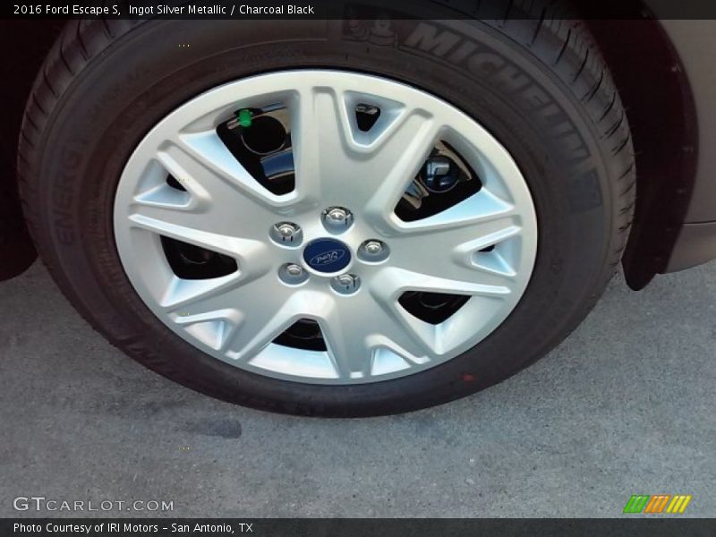 Ingot Silver Metallic / Charcoal Black 2016 Ford Escape S