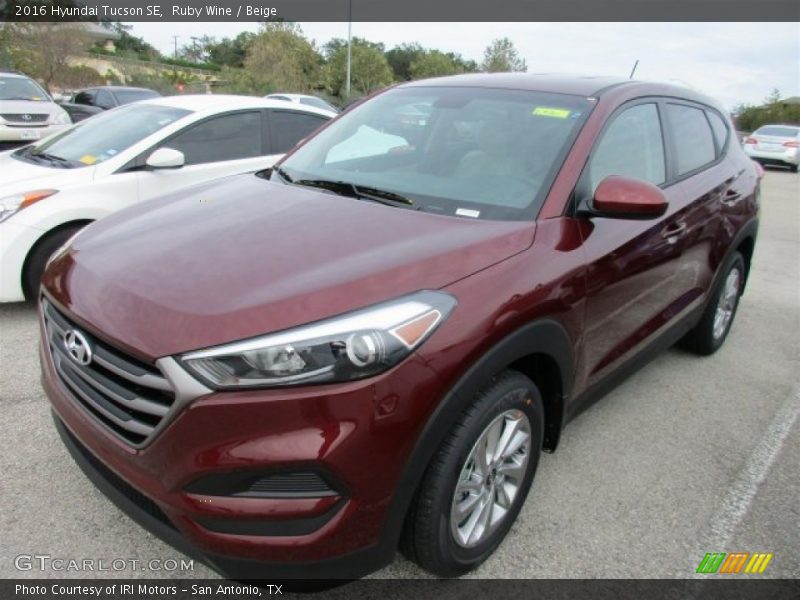 Front 3/4 View of 2016 Tucson SE