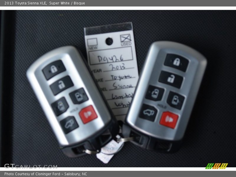 Super White / Bisque 2013 Toyota Sienna XLE