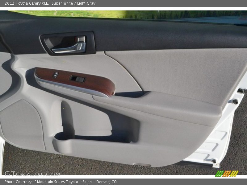 Super White / Light Gray 2012 Toyota Camry XLE