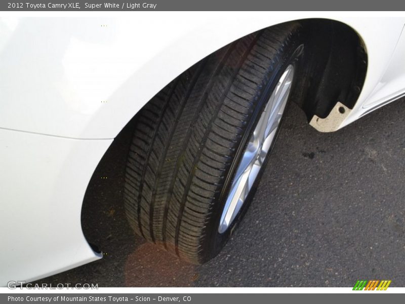 Super White / Light Gray 2012 Toyota Camry XLE